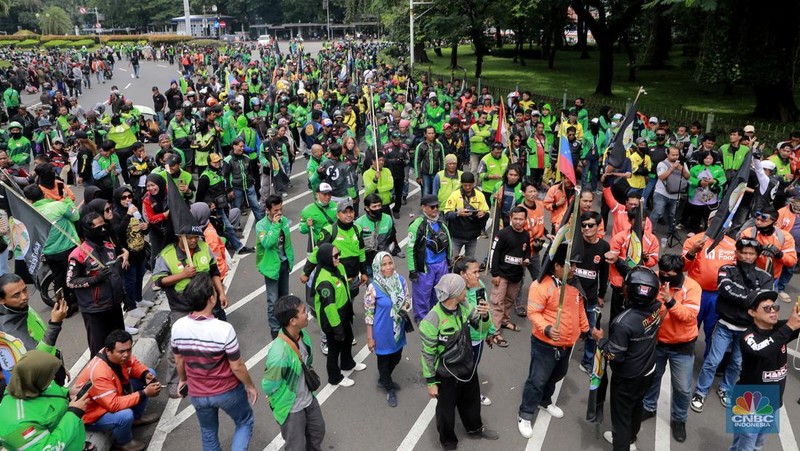 Sekelompok pengemudi ojol yang bergabung dalam Solidaritas Ojol Senusantara (SOS) melakukan aksi ujuk rasa di Kawasan Monas, Jakarta, Rabu (14/12026). (CNBC Indonesia/Muhammad Sabki)