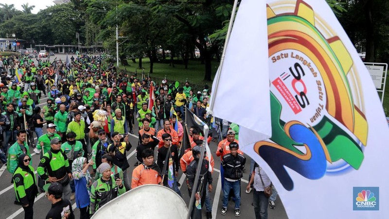Sekelompok pengemudi ojol yang bergabung dalam Solidaritas Ojol Senusantara (SOS) melakukan aksi ujuk rasa di Kawasan Monas, Jakarta, Rabu (14/12026). (CNBC Indonesia/Muhammad Sabki)