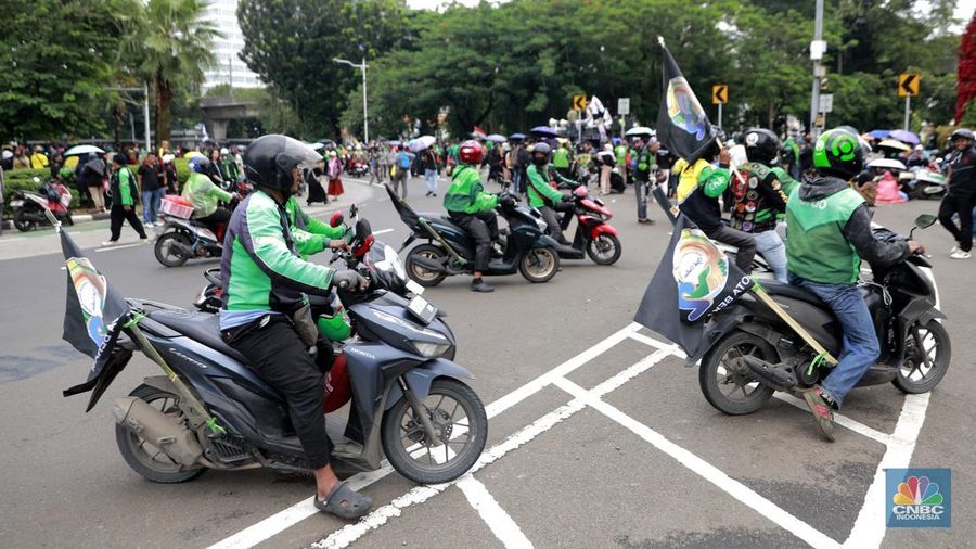 Sekelompok pengemudi ojol yang bergabung dalam Solidaritas Ojol Senusantara (SOS) melakukan aksi ujuk rasa di Kawasan Monas, Jakarta, Rabu (14/12026). (CNBC Indonesia/Muhammad Sabki)
