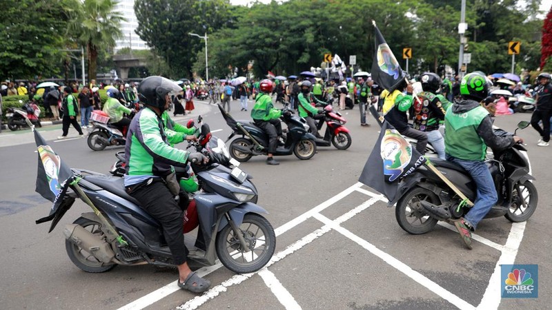 Sekelompok pengemudi ojol yang bergabung dalam Solidaritas Ojol Senusantara (SOS) melakukan aksi ujuk rasa di Kawasan Monas, Jakarta, Rabu (14/12026). (CNBC Indonesia/Muhammad Sabki)