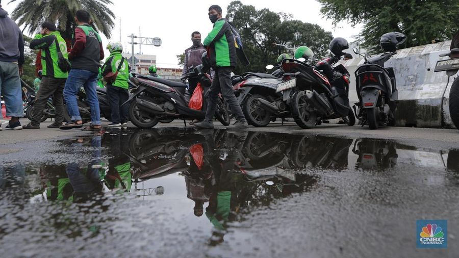 Sekelompok pengemudi ojol yang bergabung dalam Solidaritas Ojol Senusantara (SOS) melakukan aksi ujuk rasa di Kawasan Monas, Jakarta, Rabu (14/12026). (CNBC Indonesia/Muhammad Sabki)