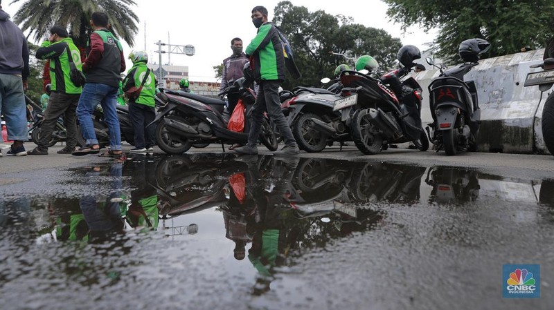 Sekelompok pengemudi ojol yang bergabung dalam Solidaritas Ojol Senusantara (SOS) melakukan aksi ujuk rasa di Kawasan Monas, Jakarta, Rabu (14/12026). (CNBC Indonesia/Muhammad Sabki)