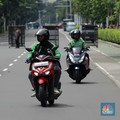 Sekelompok pengemudi ojol yang bergabung dalam Solidaritas Ojol Senusantara (SOS) melakukan aksi ujuk rasa di Kawasan Monas, Jakarta, Rabu (14/12026). (CNBC Indonesia/Muhammad Sabki)