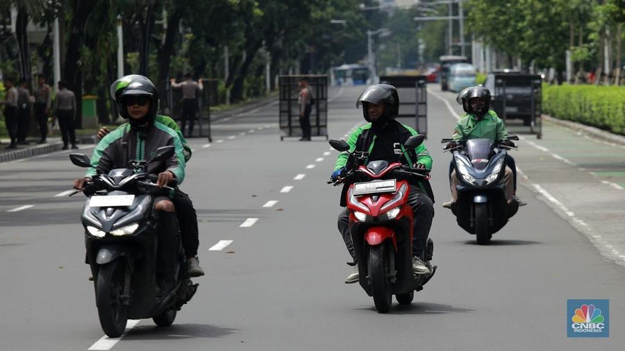 Sekelompok pengemudi ojol yang bergabung dalam Solidaritas Ojol Senusantara (SOS) melakukan aksi ujuk rasa di Kawasan Monas, Jakarta, Rabu (14/12026). (CNBC Indonesia/Muhammad Sabki)