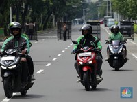 Sekelompok pengemudi ojol yang bergabung dalam Solidaritas Ojol Senusantara (SOS) melakukan aksi ujuk rasa di Kawasan Monas, Jakarta, Rabu (14/12026). (CNBC Indonesia/Muhammad Sabki)