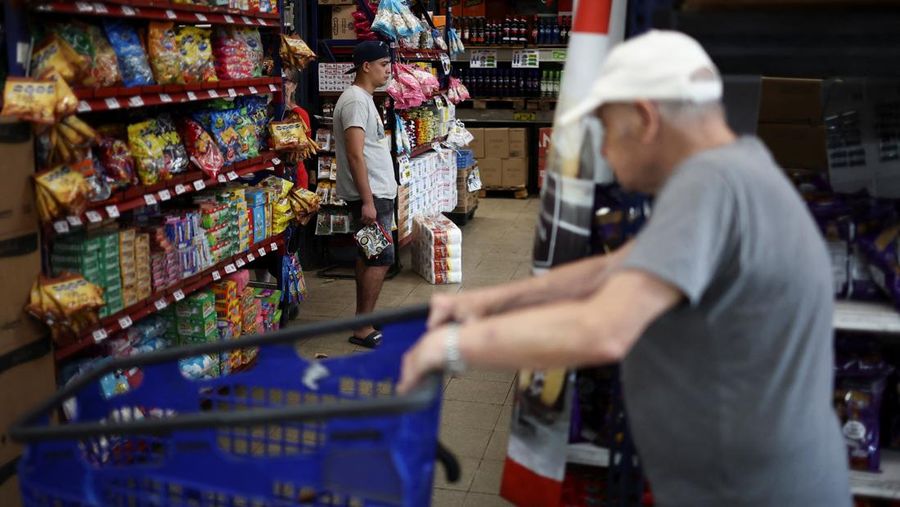 Para pembeli mengecek harga di sebuah supermarket di Villa Martelli di pinggiran Buenos Aires, Argentina, 13 Januari 2026. (REUTERS/Agustin Marcarian)