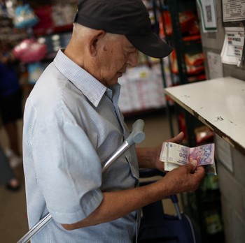 Potret Warga Kian Tercekik Inflasi Tinggi, Harga Naik Gila-gilaan