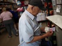 Potret Warga Kian Tercekik Inflasi Tinggi, Harga Naik Gila-gilaan