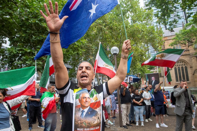 Para demonstran berkumpul selama protes untuk mendukung aksi protes nasional di Iran atas inflasi yang melonjak, di luar Balai Kota di Sydney, Australia, 14 Januari 2026. (REUTERS/ Jeremy Piper)
