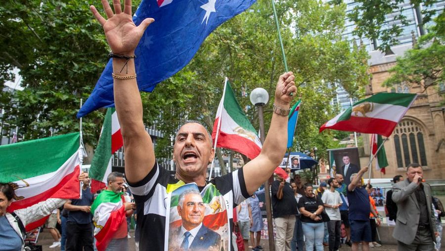 Para demonstran berkumpul selama protes untuk mendukung aksi protes nasional di Iran atas inflasi yang melonjak, di luar Balai Kota di Sydney, Australia, 14 Januari 2026. (REUTERS/ Jeremy Piper)