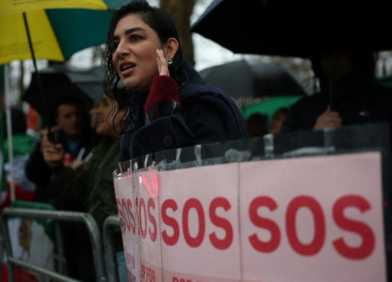Para demonstran berkumpul selama protes untuk mendukung aksi protes nasional di Iran atas inflasi yang melonjak, di luar Balai Kota di Sydney, Australia, 14 Januari 2026. (REUTERS/ Jeremy Piper)