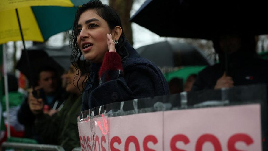 Para demonstran berkumpul selama protes untuk mendukung aksi protes nasional di Iran atas inflasi yang melonjak, di luar Balai Kota di Sydney, Australia, 14 Januari 2026. (REUTERS/ Jeremy Piper)