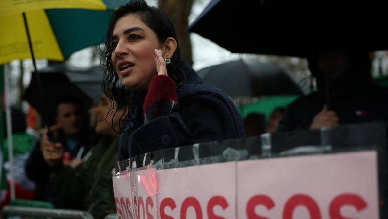 Para demonstran berkumpul selama protes untuk mendukung aksi protes nasional di Iran atas inflasi yang melonjak, di luar Balai Kota di Sydney, Australia, 14 Januari 2026. (REUTERS/ Jeremy Piper)