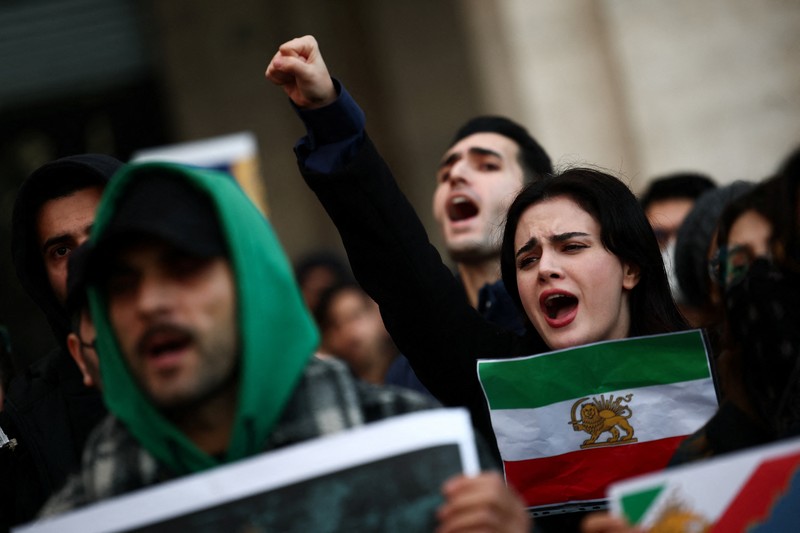 Para demonstran berkumpul selama protes untuk mendukung aksi protes nasional di Iran atas inflasi yang melonjak, di luar Balai Kota di Sydney, Australia, 14 Januari 2026. (REUTERS/ Jeremy Piper)