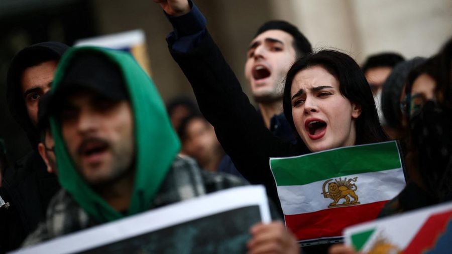 Para demonstran berkumpul selama protes untuk mendukung aksi protes nasional di Iran atas inflasi yang melonjak, di luar Balai Kota di Sydney, Australia, 14 Januari 2026. (REUTERS/ Jeremy Piper)