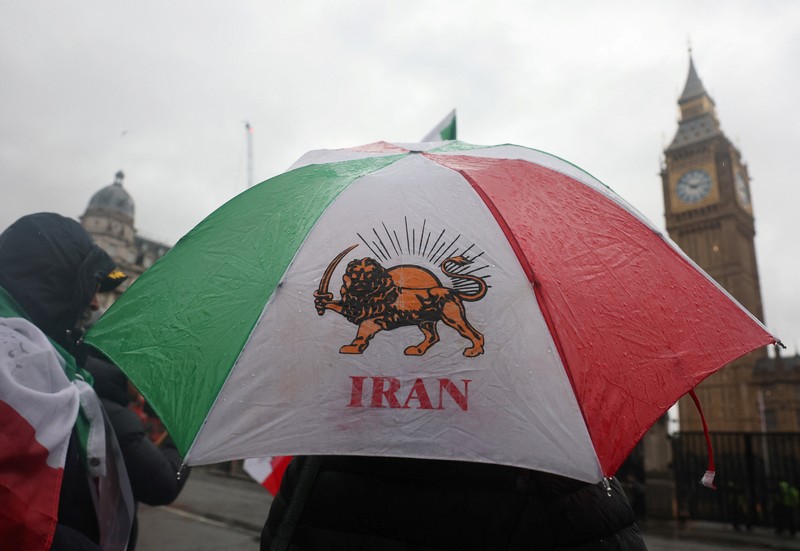 Para demonstran berkumpul selama protes untuk mendukung aksi protes nasional di Iran atas inflasi yang melonjak, di luar Balai Kota di Sydney, Australia, 14 Januari 2026. (REUTERS/ Jeremy Piper)
