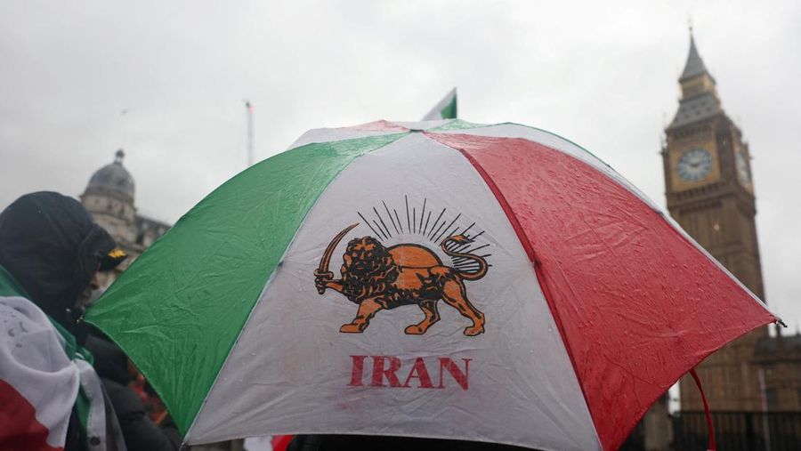 Para demonstran berkumpul selama protes untuk mendukung aksi protes nasional di Iran atas inflasi yang melonjak, di luar Balai Kota di Sydney, Australia, 14 Januari 2026. (REUTERS/ Jeremy Piper)