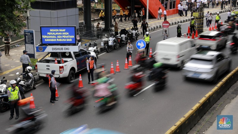 Gubernur DKI Jakarta Pramono Anung didampingi Gubernur DKI Jakarta ke-12 Sutiyoso, Wakil Gubernur Rano Karno menyaksikan seremonial Pembongkaran tiang monorel di Kawasan Rasuna Said, Jakarta, Rabu (14/1/2026). (CNBC Indonesia/Muhammad Sabki)