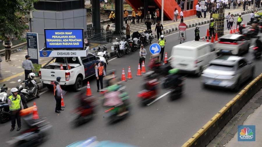 Gubernur DKI Jakarta Pramono Anung didampingi Gubernur DKI Jakarta ke-12 Sutiyoso, Wakil Gubernur Rano Karno menyaksikan seremonial Pembongkaran tiang monorel di Kawasan Rasuna Said, Jakarta, Rabu (14/1/2026). (CNBC Indonesia/Muhammad Sabki)