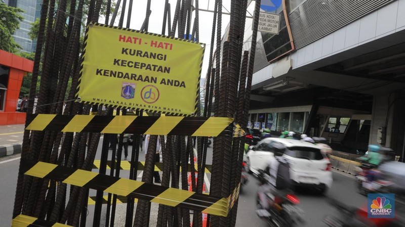 Gubernur DKI Jakarta Pramono Anung didampingi Gubernur DKI Jakarta ke-12 Sutiyoso, Wakil Gubernur Rano Karno menyaksikan seremonial Pembongkaran tiang monorel di Kawasan Rasuna Said, Jakarta, Rabu (14/1/2026). (CNBC Indonesia/Muhammad Sabki)