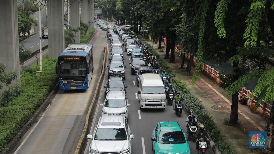 Gubernur DKI Jakarta Pramono Anung didampingi Gubernur DKI Jakarta ke-12 Sutiyoso, Wakil Gubernur Rano Karno menyaksikan seremonial Pembongkaran tiang monorel di Kawasan Rasuna Said, Jakarta, Rabu (14/1/2026). (CNBC Indonesia/Muhammad Sabki)