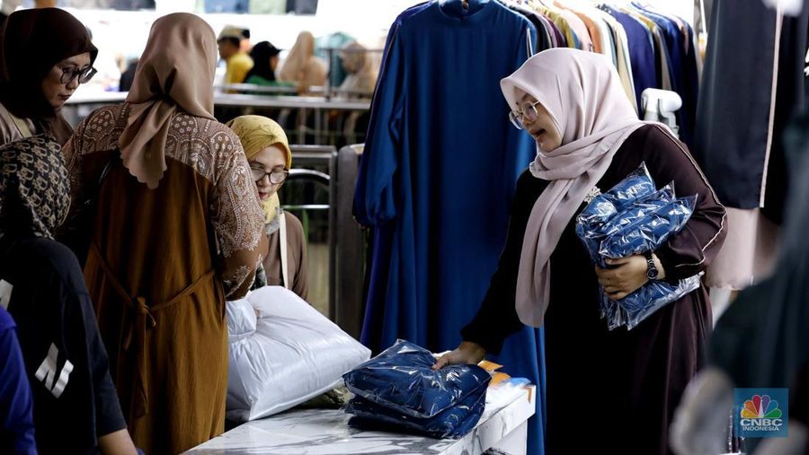 Suasana penjualan pakaian muslim Ramadan-Lebaran 2026 di Pasar Tanah Abang, Jakarta, Rabu (14/1/2026). (CNBC Indonesia/Tri Susilo)