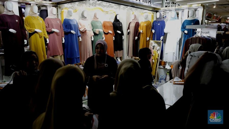 Suasana penjualan pakaian muslim Ramadan-Lebaran 2026 di Pasar Tanah Abang, Jakarta, Rabu (14/1/2026). (CNBC Indonesia/Tri Susilo)