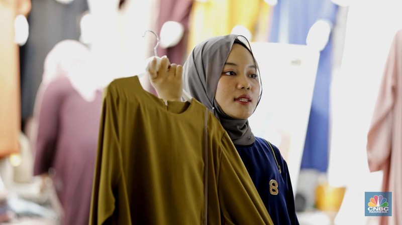 Suasana penjualan pakaian muslim Ramadan-Lebaran 2026 di Pasar Tanah Abang, Jakarta, Rabu (14/1/2026). (CNBC Indonesia/Tri Susilo)