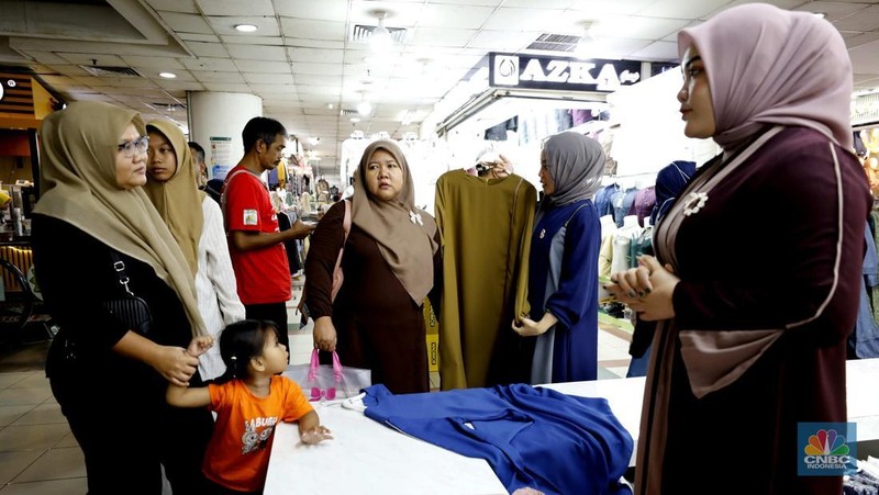Suasana penjualan pakaian muslim Ramadan-Lebaran 2026 di Pasar Tanah Abang, Jakarta, Rabu (14/1/2026). (CNBC Indonesia/Tri Susilo)