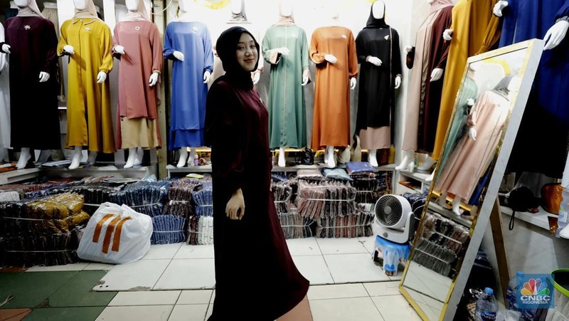 Suasana penjualan pakaian muslim Ramadan-Lebaran 2026 di Pasar Tanah Abang, Jakarta, Rabu (14/1/2026). (CNBC Indonesia/Tri Susilo)