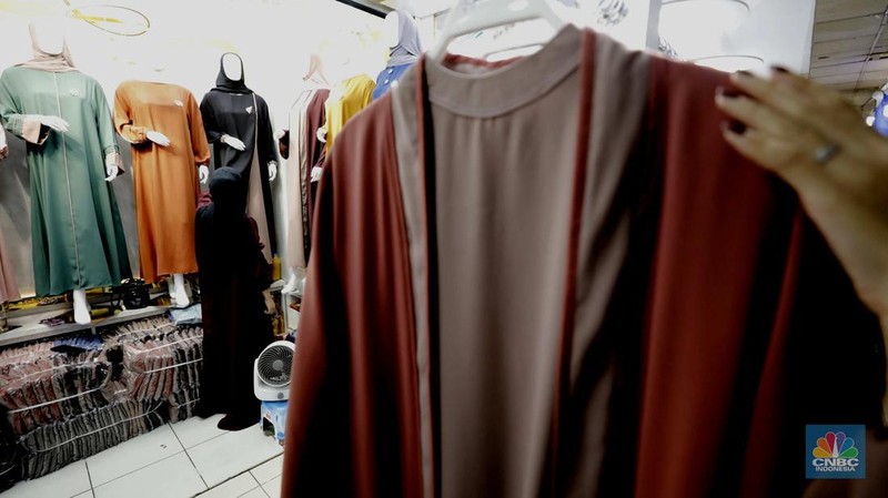 Suasana penjualan pakaian muslim Ramadan-Lebaran 2026 di Pasar Tanah Abang, Jakarta, Rabu (14/1/2026). (CNBC Indonesia/Tri Susilo)