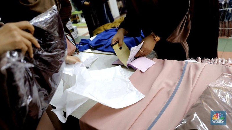 Suasana penjualan pakaian muslim Ramadan-Lebaran 2026 di Pasar Tanah Abang, Jakarta, Rabu (14/1/2026). (CNBC Indonesia/Tri Susilo)