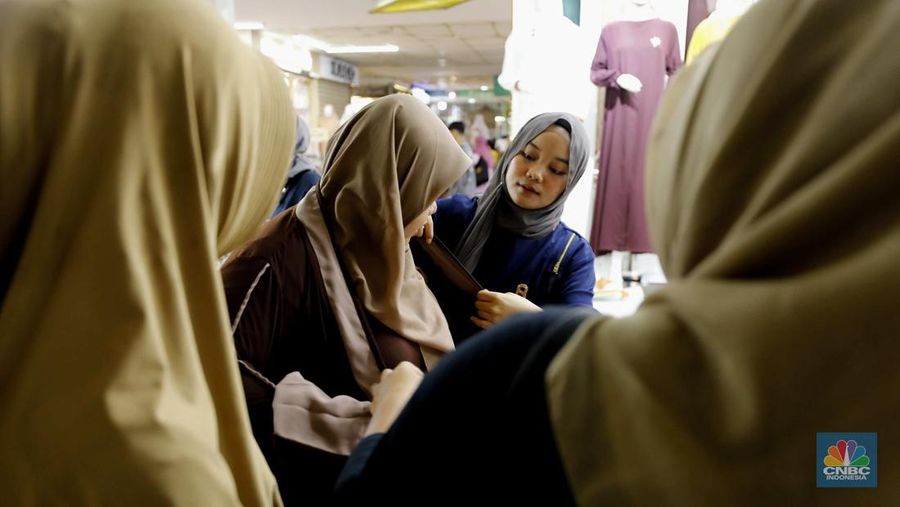 Suasana penjualan pakaian muslim Ramadan-Lebaran 2026 di Pasar Tanah Abang, Jakarta, Rabu (14/1/2026). (CNBC Indonesia/Tri Susilo)