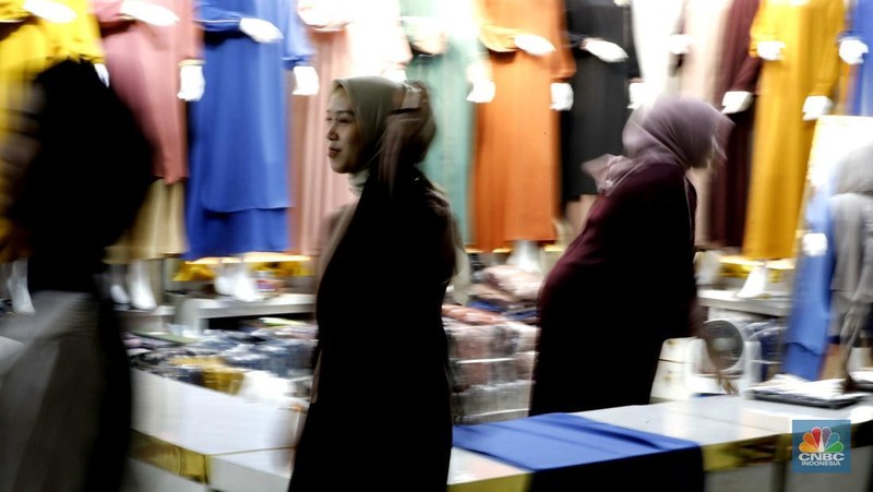 Suasana penjualan pakaian muslim Ramadan-Lebaran 2026 di Pasar Tanah Abang, Jakarta, Rabu (14/1/2026). (CNBC Indonesia/Tri Susilo)