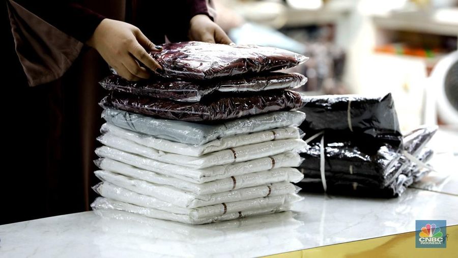 Suasana penjualan pakaian muslim Ramadan-Lebaran 2026 di Pasar Tanah Abang, Jakarta, Rabu (14/1/2026). (CNBC Indonesia/Tri Susilo)