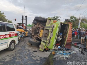Satu Pemotor Tewas Tertimpa Kontainer Truk di Balongbendo Sidoarjo