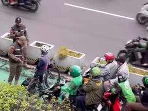 Video Viral Pesepeda Perempuan Adang Motor di Jalur Sepeda Sudirman