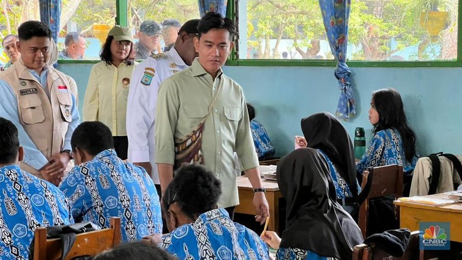 Wakil Presiden (Wapres) Gibran Rakabuming Raka Tinjau Program MBG di Wamena, Papua, Rabu (14/1/2026). (CNBC Indonesia/Halimatus Sa’diyah)