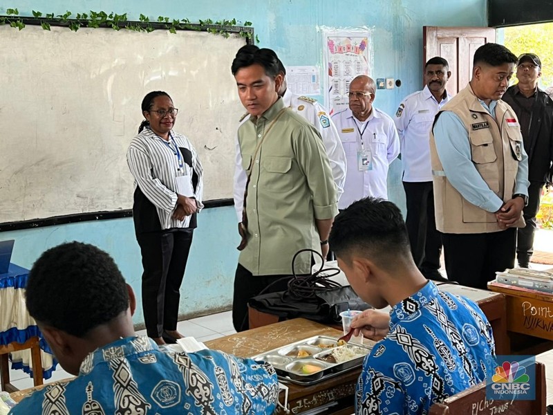Wakil Presiden (Wapres) Gibran Rakabuming Raka Tinjau Program MBG di Wamena, Papua, Rabu (14/1/2026). (CNBC Indonesia/Halimatus Sa&rsquo;diyah)