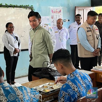 Momen Wapres Gibran Cek Makan Bergizi Gratis di SMAN 1 Wamena