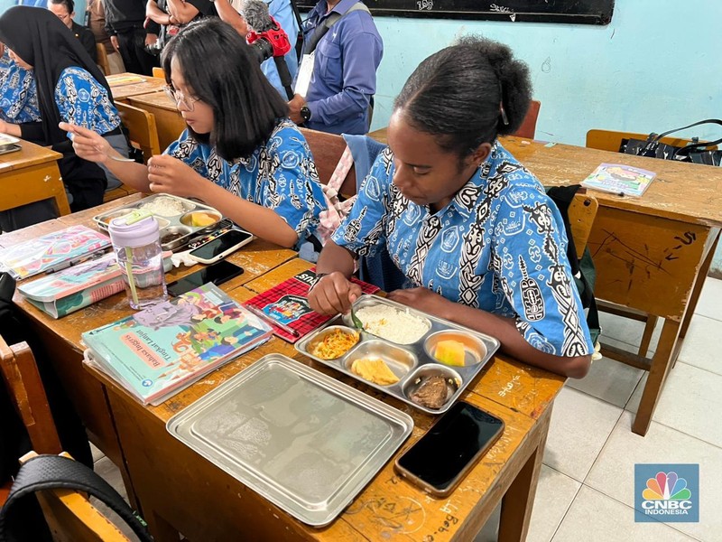 Wakil Presiden (Wapres) Gibran Rakabuming Raka Tinjau Program MBG di Wamena, Papua, Rabu (14/1/2026). (CNBC Indonesia/Halimatus Sa&rsquo;diyah)
