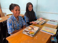 Wakil Presiden (Wapres) Gibran Rakabuming Raka Tinjau Program MBG di Wamena, Papua, Rabu (14/1/2026). (CNBC Indonesia/Halimatus Sa’diyah)