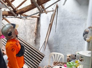 Atap Rumah Warga di Tanah Sareal Bogor Ambruk Diterjang Hujan Deras