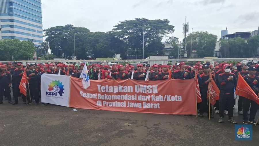 Demo buruh di dpean gedung DPR/MPR RI, Jakarta, Kamis (15/1/2026). (CNBC Indonesia/Chandra)