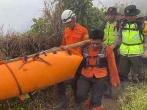 Polres Purbalingga Bantu Evakuasi Jenazah Syafiq Ali dari Gunung Slamet