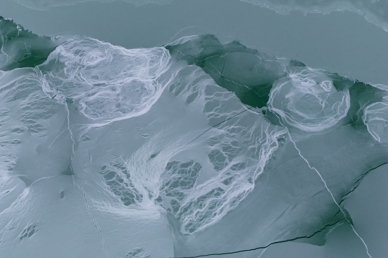 Foto udara menampilkan Danau Balaton yang membeku di dekat Zamardi, Hongaria, Senin (12/1/2026). (REUTERS/Marton Monus)