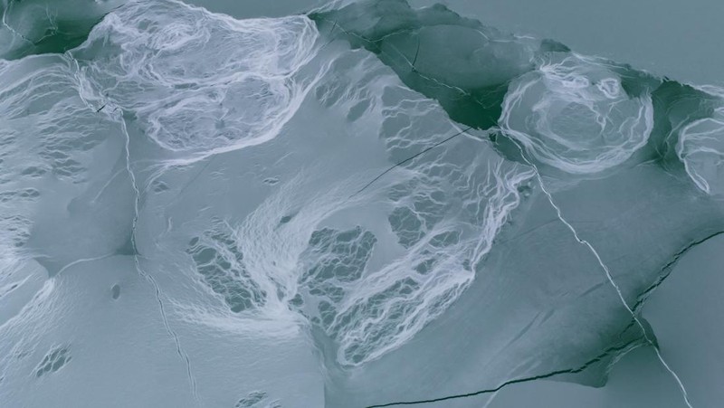 Foto udara menampilkan Danau Balaton yang membeku di dekat Zamardi, Hongaria, Senin (12/1/2026). (REUTERS/Marton Monus)