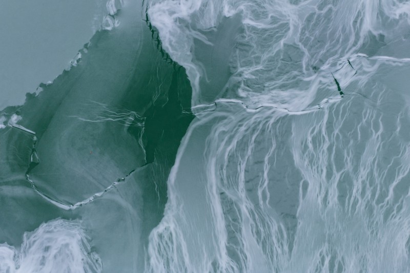 Foto udara menampilkan Danau Balaton yang membeku di dekat Zamardi, Hongaria, Senin (12/1/2026). (REUTERS/Marton Monus)