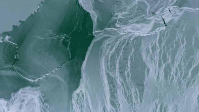 Foto udara menampilkan Danau Balaton yang membeku di dekat Zamardi, Hongaria, Senin (12/1/2026). (REUTERS/Marton Monus)