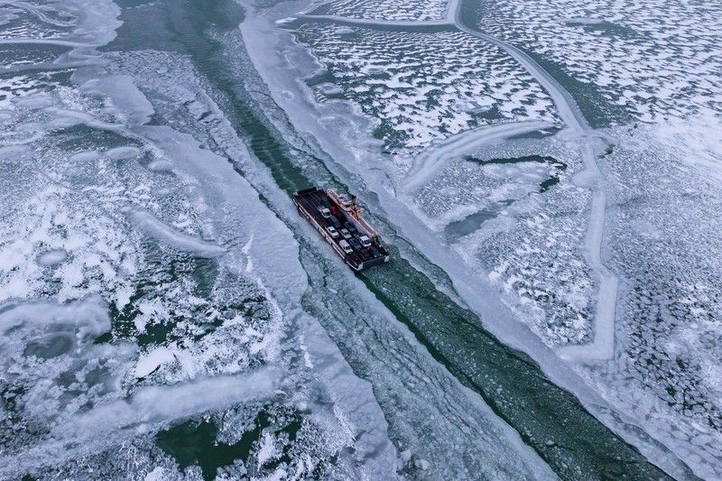 Foto udara menampilkan Danau Balaton yang membeku di dekat Zamardi, Hongaria, Senin (12/1/2026). (REUTERS/Marton Monus)